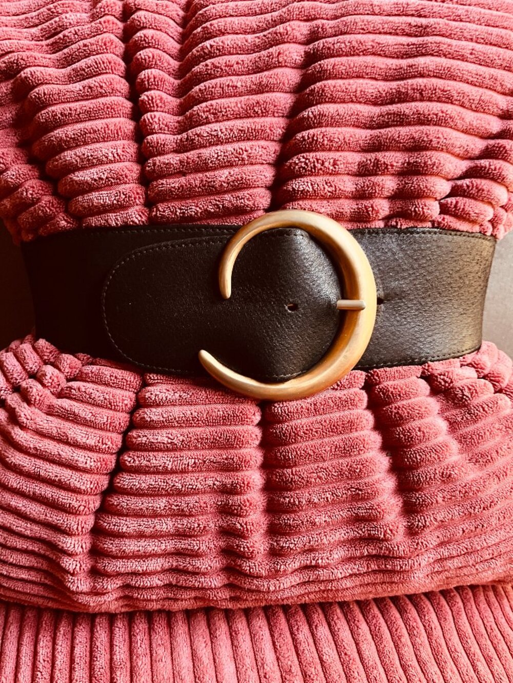 Vintage Donna Karan black belt with gold-tone buckle, Size M.